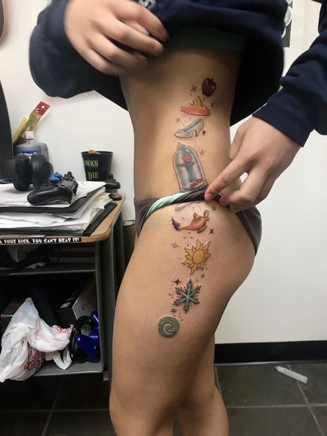 Disney princess symbol tattoo #snowwhite #cinderella #sleepingbeauty #beautyandthebeast #littlemermaid #aladdin #tangled #frozen #moana Arlo Tattoo, Disney Symbols, Sleeve Sketch, Cinderella Tattoo, Frozen Tattoo, Dr Tattoo, Sketch Disney, Disney Inspired Tattoos, Disney Sleeve Tattoos