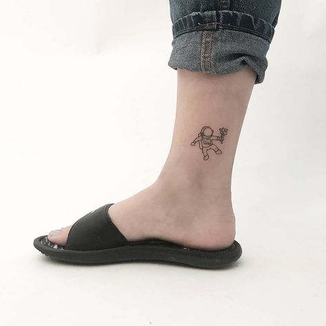 Small Tattoos With Meaning Quotes, Tattoo Name Fonts, Tattoo Perna, Small Rib Tattoos, Small Sister Tattoos, Astronaut Tattoo, Ankle Tattoo Designs, Ankle Tattoos, Small Tattoos With Meaning