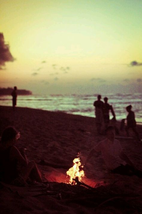 Bonfire Friends, Summer Bonfire, Autumn Beach, Party Life, Beach Bonfire, Beach Friends, Beach Time, Endless Summer, Summer Of Love