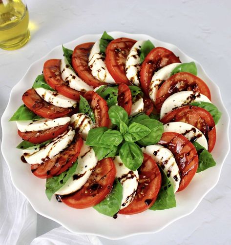 Antipasto Salad Recipe, Ensalada Caprese, Keto Chicken Salad, Caprese Salad Recipe, Salmon Salad Recipes, Fresh Tomato Recipes, Mozzarella Salad, Greek Salad Recipes, Low Carb Salad