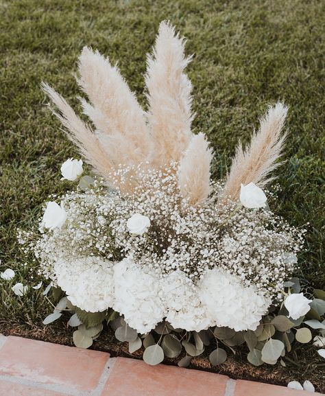 Pampas Wedding Decor, Wedding Decorations Diy Centerpiece, Grass Centerpiece, Pampas Wedding, Gypsophila Wedding, Church Wedding Flowers, Pampas Grass Bouquet, Hydrangea Arrangements, Wedding Shower Decorations