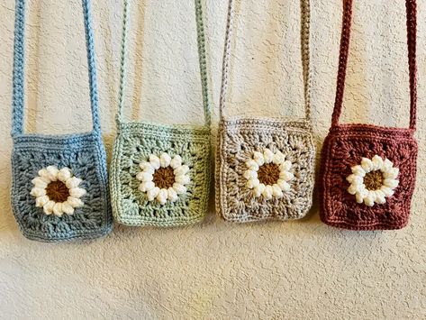 Puffy Flower Crochet, Purse Crochet Pattern, Granny Square Purse, Crochet Purse Pattern, Easy Granny Square, Daisy Bags, Kids Crochet Pattern, Square Purse, Purse Crochet