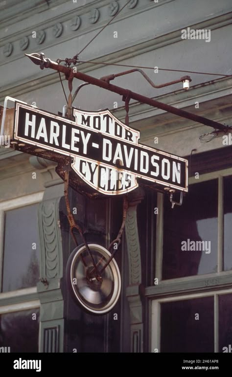 Styling Aesthetic, Motor Harley Davidson, Harley Davidson Images, America Sign, Vintage Harley Davidson Motorcycles, Vintage Motorcycle Posters, Harley Davidson Art, Motorcycle Aesthetic, Biker Aesthetic