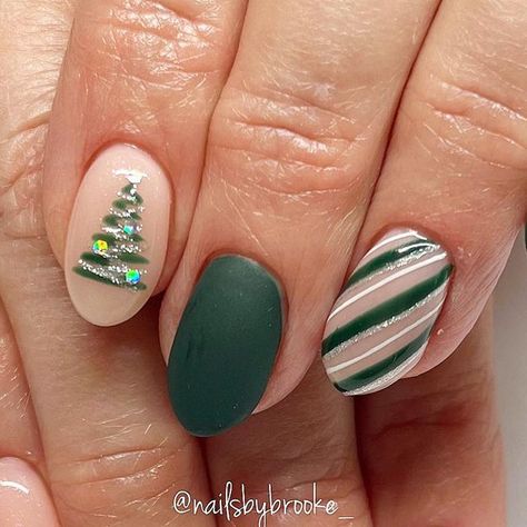 Green Nails With Gold Christmas Tree, Christmas Nails Green Square, Xmas Tree Nails Designs, Green And White Christmas Nails, Squiggle Nail Art, Dragon Terrarium, Christmas Tree Nail Art, Tree Nail Art, Christmas Tree Nails