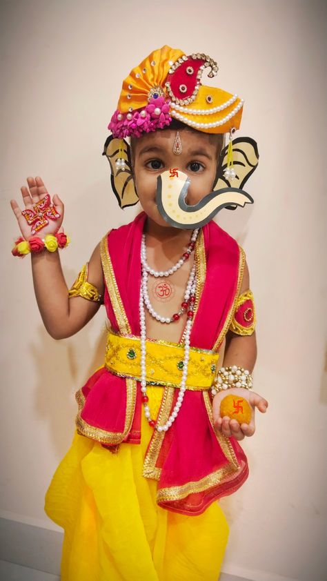 Train Costume, Bal Ganesh, Fancy Dress Costumes Kids, Competitions For Kids, Fancy Dress Competition, Baby Fancy Dress, Kindergarten Classroom Decor, Dancing Drawings, Festival Theme