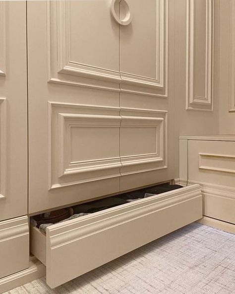 Alair Homes on Instagram: "When 9”H baseboards are actually drawers 🙌 #AHFHDunbar showing off her chops with these functions details courtesy of @heritagekitchen. We love working with partners like @blacksheepid who know how to utilize every square inch of space — without sacrificing elegance. ____________________________ Built by: @alairhomesforesthill Designer: @blacksheepid Millwork & photos: @heritagekitchens #alairhomes #alairhomesforesthill #livingbetterstartshere™️" Kitchen Millwork Details, Wardrobe For Shoes, Hall Mudroom, Tv Zone, Cabinet Detail, Hidden Closet, Cabinet Door Style, Millwork Details, Dressing Design