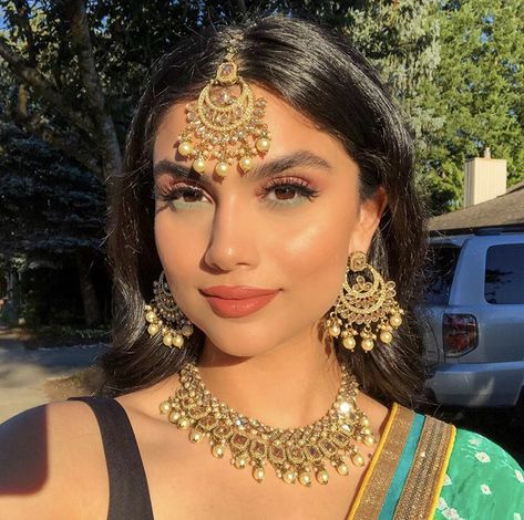 Indian Girl Makeup, Makeup Looks Indian, Makeup Indian Wedding, Smudged Liner, Liquid Cat, Indian Makeup Looks, Natural Dramatic, Eyeshadow Matte, Desi Attire