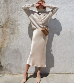 Champagne Skirt Outfit, Pink Silk Midi Skirt, French Casual Style, Winter Capsule Wardrobe 2023, Winter Outfits Dresses, Champagne Skirt, Sweater Style Outfits, Cute Winter Fashion, White Satin Skirt