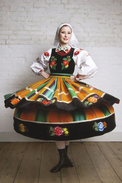 Poland Costume, Polish Traditional Costume, Polish Embroidery, Polish Dress, European Costumes, Folklore Fashion, Polish Clothing, Polish Traditions, Folk Clothing