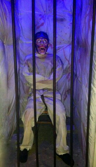 Cool idea for Halloween closet deco Insane Asylum Halloween, Haunted Trail Ideas, Halloween Decorations Party Scary, Padded Cell, Haunted Hospital, Asylum Halloween, Haunted Asylums, Haunted Maze, Halloween Maze