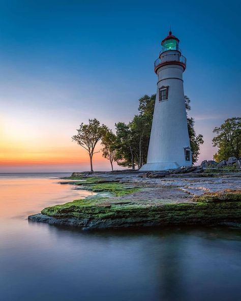 Marblehead Lighthouse in Marblehead, Ohio, USA, is the oldest lighthouse in continuous operation on the Marblehead Lighthouse State Park, on the American side of the Great Lakes ~.~ Antler Art Drawing, Marblehead Ohio, Lighthouse Clipart, Marblehead Lighthouse, Lake Lighthouse, Lighthouse Photos, Lighthouse Pictures, The Great Lakes, Landscape Art Painting