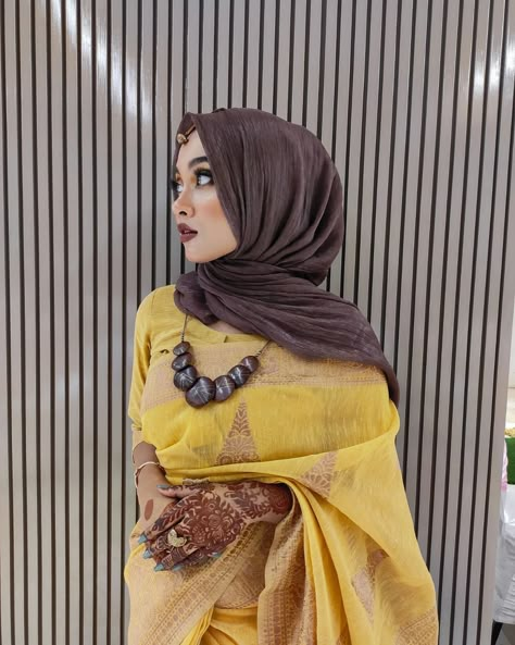 Saree With Hijab, Pose Sitting, Saree Wearing Styles, Hijab Style Tutorial, Modest Fashion Hijab, Pakistani Dresses Casual, Muslim Women Fashion, Saree Designs Party Wear, Trendy Dress Outfits