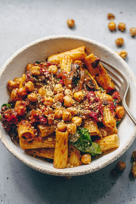 Rigatoni with Caramelized Onions, Mushrooms, & Crispy Chickpeas – healthienut – Easy to follow plant-forward recipes Vegan Pesto Pasta Salad, Caramelized Onions And Mushrooms, Vegan Dinner Recipes Easy, White Sauce Pasta, Plant Based Recipes Easy, Plant Based Diet Recipes, Veggie Dinner, Plant Based Whole Foods, Crispy Chickpeas