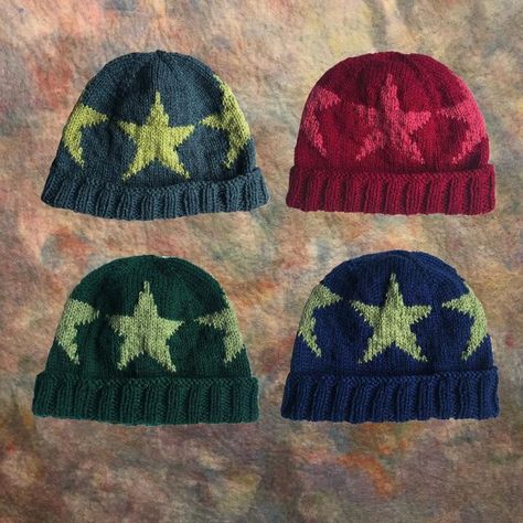 Star Beanie Crochet Pattern, Cute Knitting Ideas Easy, Hand Knit Beanie, Knitted Winter Hat, Crochet Ideas Beanie, Star Beanie Crochet, Free Knit Beanie Patterns, Cool Crochet Beanie, Beginner Knit Projects