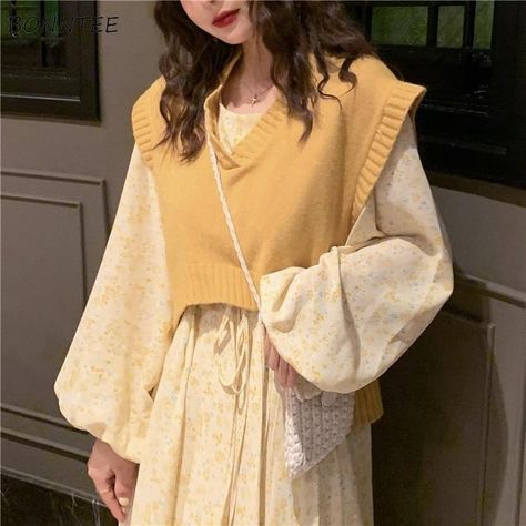 Modeling Outfits, Yellow Clothes, Gaun Fashion, Fashion Sketches Dresses, Yellow Outfit, Korean Fashion Dress, Modest Fashion Outfits, Top Vintage, Mode Inspo