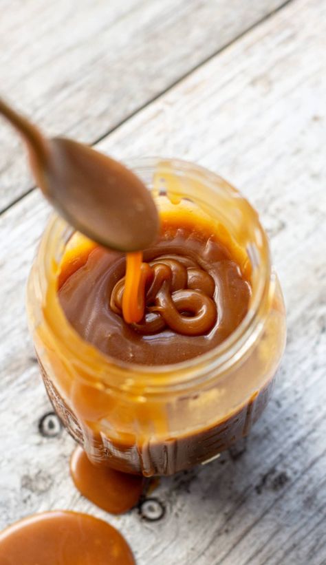 Thick Caramel Sauce - Rich and Buttery Thick Caramel Sauce Recipe, Caramel Sauce Recipe, Fruit Crumble, Caramel Recipes Sauce, Homemade Caramel Sauce, Caramel Apple Pie, Salted Caramel Sauce, Soft Caramel, Caramel Topping