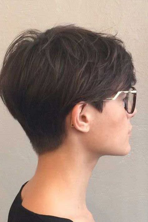 Get a Pixie Cut according to your face shape //  It's common to think you don't have the right face shape to pull off a pixie cut. This guide will show you the opposite. You just have to know what works best for you. 💇🏼‍♀️ Elegant Short Hair, Pixie Haircut For Thick Hair, Penteado Cabelo Curto, Pixie Haircuts, Short Pixie Haircuts, Haircut For Thick Hair, Short Hair Haircuts, Short Hair Styles Pixie, Pixie Cuts