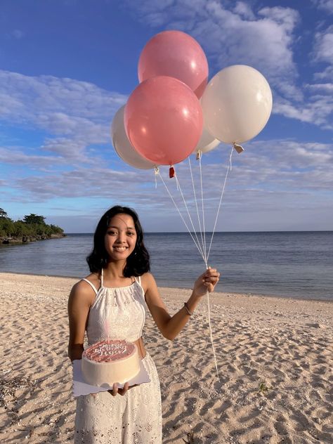 Beach Photography Birthday, Beach Birthday Aesthetic Photos, Birthday Beach Aesthetic, Beach Bday Photoshoot, Summer Beach Party Aesthetic, Birthday Beach Photoshoot Ideas, Beach Birthday Photoshoot Women, Beach Birthday Pictures, Beach Photoshoot Birthday