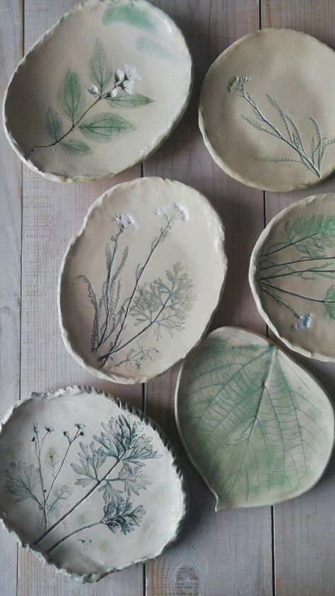 Air Dry Pottery, Hand Built Pottery Ideas For Beginners, Hand Built Pottery Ideas, Botanical Crafts, Hand Made Tile, Handmade Ceramics Plates, Pottery Handbuilding, Diy Ceramic, Clay Crafts Air Dry