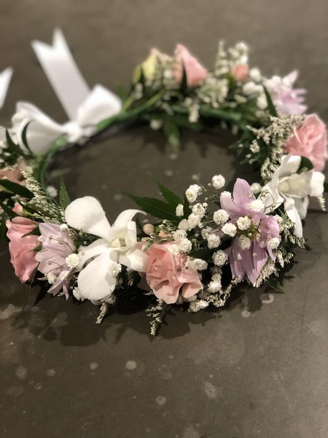 Farewell Party Decorations, Flowers Headpiece, Graduation Hairstyles With Cap, Grad Diy, Sweet Sixteen Birthday Party Ideas, Graduation Flowers, Flower Tiara, Sweet Sixteen Birthday, Graduation Cap Decoration