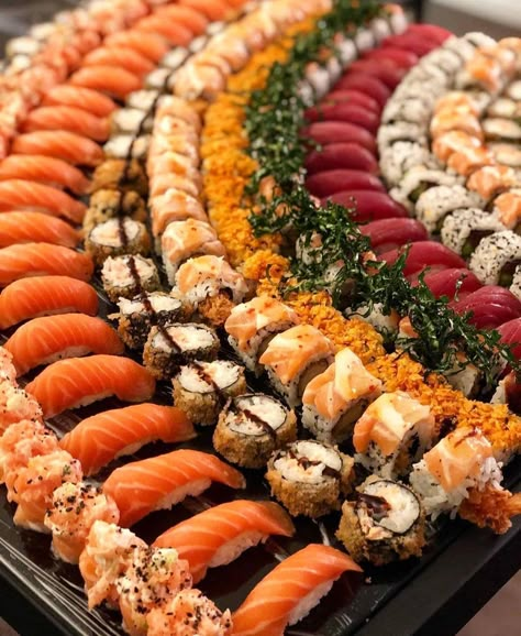 🍥 YOUR DAILY DOSE OF SUSHI! 🍣’s Instagram photo: “Tag the biggest sushi lover you know below!!! 👀😍❤️🍣🍣 TAG A FRIEND!!! 📷 by @rodrigohikaru! . Check out @instasushi_lover for more! ❤️🍣” Sushi Buffet Display, Sushi For Wedding, Sushi Table Wedding, Fancy Sushi, Sushi Making Party, Sushi Table, Sushi Dinner Party, Japanese Buffet, Sushi Catering