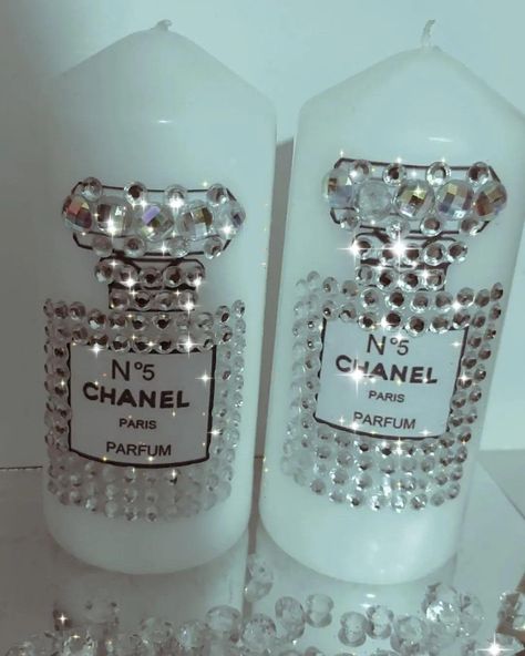 Dior Bottle, Chanel Birthday Theme, Coco Chanel Art, Chanel Birthday Party Decoration, Diy Glam Decor, Chanel Diy, Wedding Decorations Diy Centerpiece, Chanel Christmas, Bling Candles