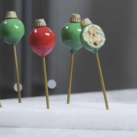 Christmas Ornament Cake Balls, Xmas Cake Pops Ideas, Cake Pop Ornaments, Christmas Ornament Cake Pops, Cake Pop Christmas Ideas, Holiday Cake Pops Christmas, Christmas Cake Balls Ideas, Cake Pops Christmas Ideas, Ornament Cake Pops