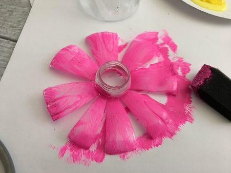 Flowers Made From Recycled Materials, Laundry Bottles, Hubcap Art, Plastic Bottle Crafts Flowers, Recycled Flowers, Sukkot Crafts, Flower Wall Hanging Decor, Room Hanging Decor, Diy Paper Wall Hanging