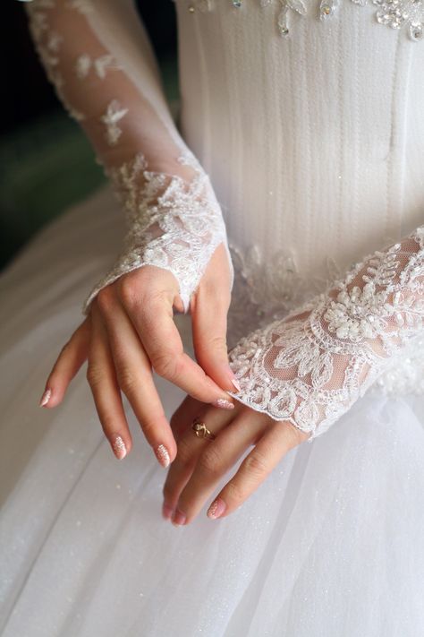 Bride With Gloves And Veil, Wedding Hand Gloves Brides, Bride Gloves Vintage, Wedding Dress Gloves Classy, Wedding Dress With Hand Gloves, Gloves Wedding Dress Classy, Gloves Bride Dress, Fitted Wedding Dress With Gloves, Lace Wedding Gloves Fingerless