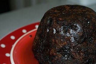 Grandma’s Christmas Pudding | Baking, Recipes and Tutorials - The Pink Whisk Traditional Christmas Pudding Recipe, Plum Pudding Recipe, Gluten Free Christmas Cake, Slow Cooker Christmas, Xmas Pudding, Christmas Pudding Recipes, Plum Pudding, Christmas Cake Recipes, Xmas Food