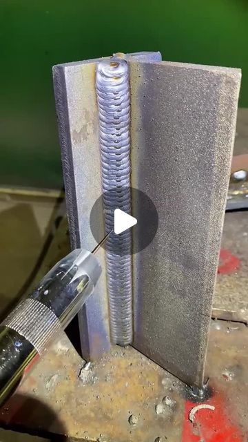 Welding Career Now on Instagram: "Making vertical welding look effortless! Great job! 👏 🎥 welding.mick #welding #welder #weldilicious #weldernation #welded #welders #weldinglife" Welding Shop Ideas, Tig Welding Projects, Lazer Welder, Diy Welding Tools, Welding Hacks, Welding Aluminium, Welding Projects To Sell, Welding Women, Weld Idea