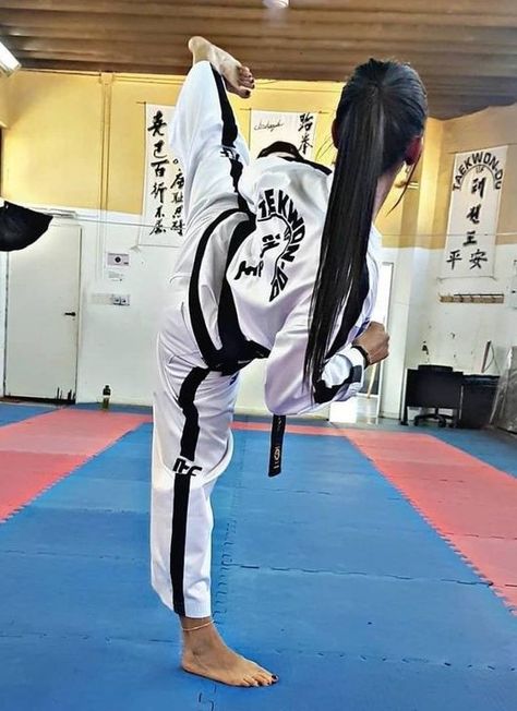 Korean Taekwondo, Women Karate, Female Martial Artists, Karate Martial Arts, Martial Arts Girl, Karate Girl, Martial Arts Women, Martial Artists, Diy Crafts Room Decor