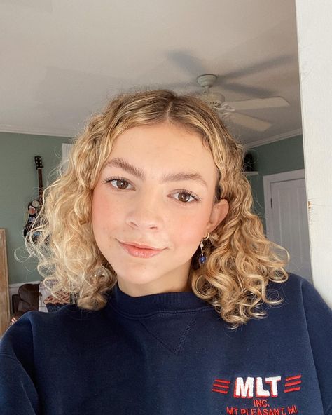 Blonde Short Hair Curly, Short Curly Blonde Hair Natural, Blonde Curly Short Hair, Curly Bob Blonde, Short Blonde Highlights, Short Curly Hair Blonde, Curly Blonde Bob, Short Blonde Curls, Blonde Highlights Curly