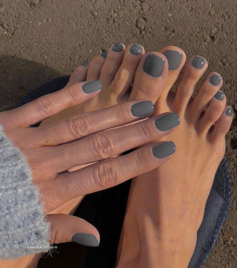 August Nails Solid Color, Gray Shellac Nails, Early Fall Pedicure Colors, Grey Nail Polish Ideas, Gel Nails Fall 2023, Gray Pedicure Toenails, Winter Toes Nails Colors Pedicures, Grey Pedicure, Fall Pedicure Colors Toenails