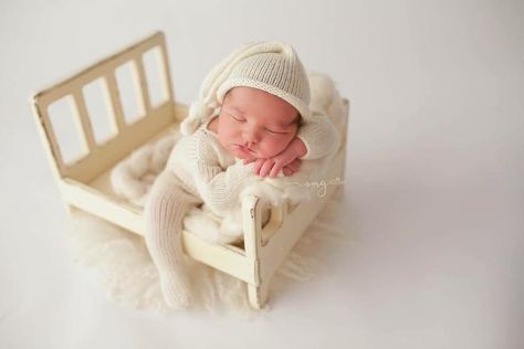 Sleepy newborn in little bed. Newborn Photography Setup, Newborn Photo Pose, Newborn Baby Bedding, Diy Newborn Photography, Newborn Bed, Foto Newborn, Newborn Photography Boy, Newborn Photography Poses, Newborn Baby Photoshoot