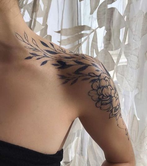 Tatouage épaule femme : Nos 21 plus beaux modèles 19 Tattoo Placement Shoulder, Arm Tattoo Placement, Tattoo Plume, Feminine Shoulder Tattoos, Shoulder Cap Tattoo, Flower Shoulder Tattoo, Blade Tattoo, Floral Tattoo Shoulder, Small Shoulder Tattoos