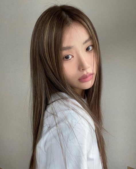 Asian Hair Dyed, Korean Hair Dye, Asian Hair Dye, Asian Hair Highlights, Brown Hair Inspiration, Hair Color Asian, Korean Hair Color, Red Hair Inspo, Ribbon Hairstyle