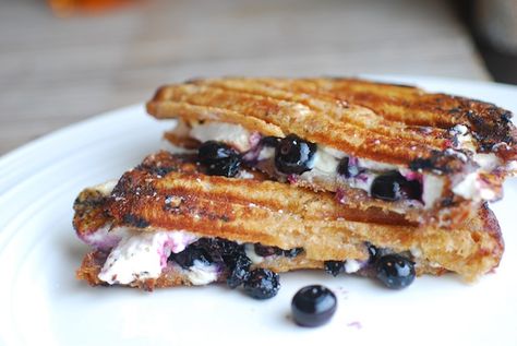 Dessert Panini, Best Panini Recipes, Panini Press Recipes, Dessert Blueberry, Blueberry White Chocolate, Panini Recipe, Marshmallow Desserts, Dessert Sandwich, Panini Maker