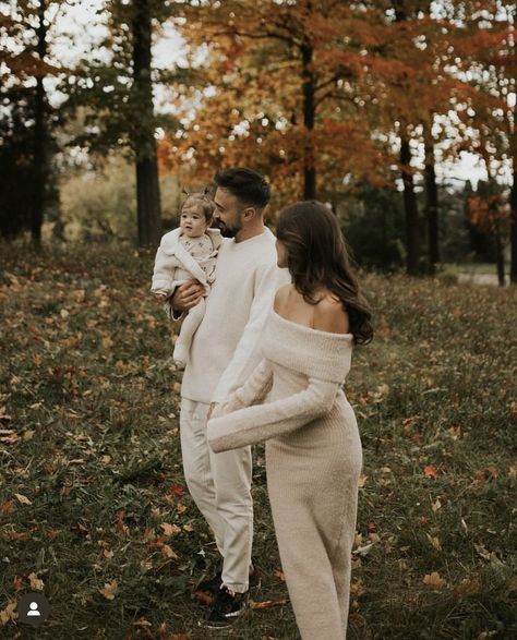 Women Fall Outfits For Pictures, Maternity Photography In December, Couples Fall Photoshoot Outfits Sweater, Fall Maternity Photography Ideas, Infant Christmas Pictures Family, Pregnant At Wedding, Golden Family Photos, Winter Maternity Family Pictures, Classy Maternity Photoshoot