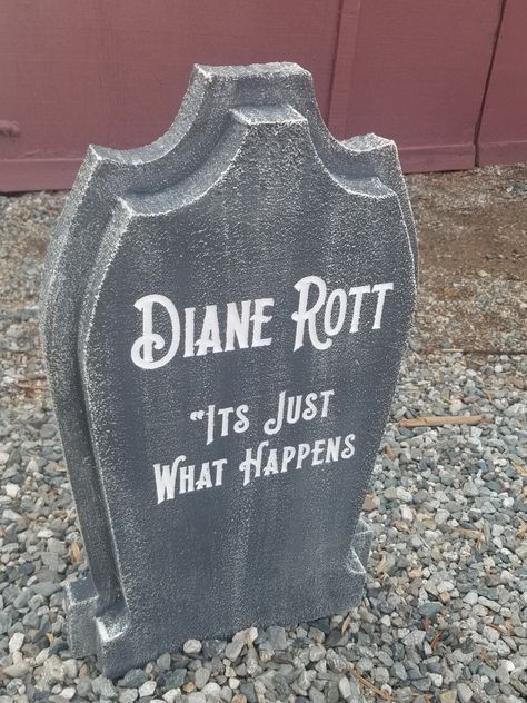 Tombstone Diy, Halloween Gravestones, Halloween Cemetery, Craft Halloween, Halloween Tombstones, Halloween Graveyard, Halloween Outdoor, Halloween Crafts Decorations, Halloween 2022