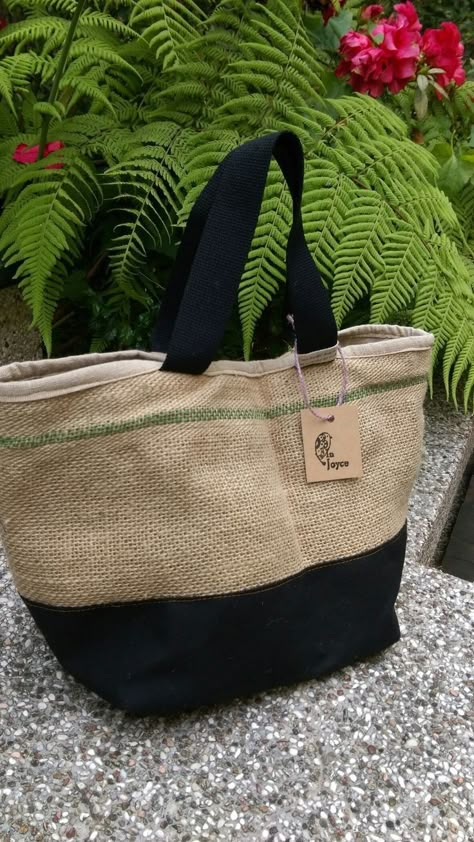 Large Tote Bag Pattern, Jute Bags Design, Burlap Coffee Bags, Tote Bag Painting, Pretty Tote Bags, Stylish Lunch Bags, Bags For Work, Burlap Projects, Coffee Bags