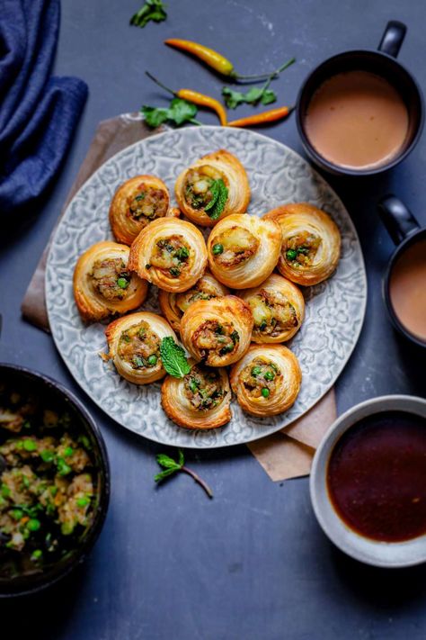 Samosa pinwheels served on a grey plate with tamarind chutney and masala chai. Samosa Pinwheels, Traditional Indian Food Recipes, Aloo Samosa, Baked Samosa, Authentic Indian Recipes, Traditional Indian Food, Indian Recipes Authentic, Veg Snacks, Diwali Food