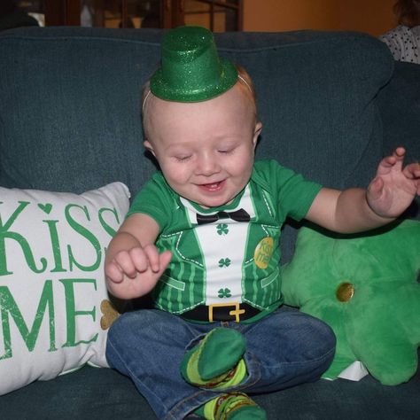 These 17 St. Patrick's Day memes are basically virtual four-leaf clovers St Patricks Day Meme, Social Media Humor, Four Leaf Clover, Clover Leaf, St Patricks, St Patrick, St Patricks Day, Funny Memes, Baby Face