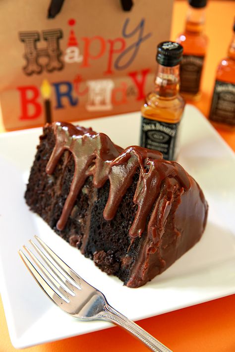 Jack Daniels Fudge Icing on Chocolate Cake! Jack Daniels Recipes, Cupcake Desserts, Jack Daniels Cake, Jack Daniels Fudge, Chocolate Fudge Icing, Fudge Icing, Cake For Husband, Fudge Frosting, Boozy Desserts