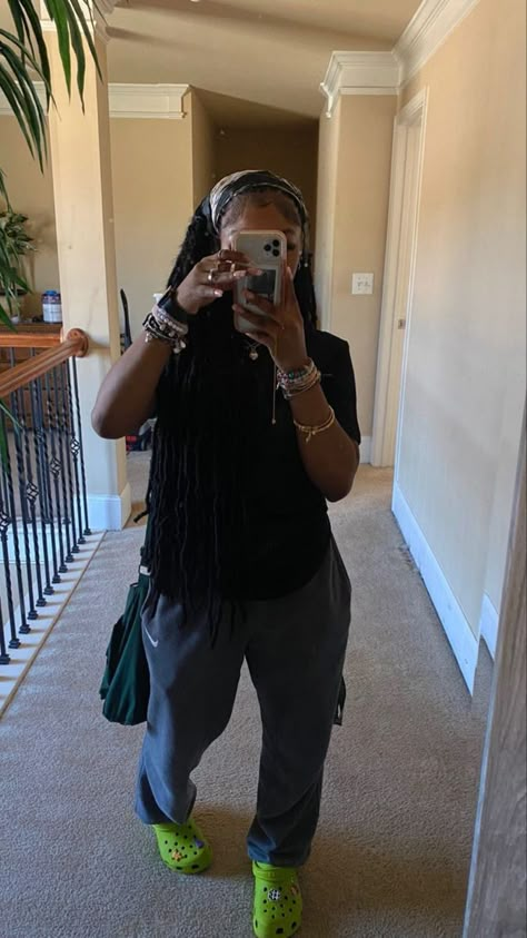 Dark Gray Joggers Outfit, Cozy Baddie Outfits, Cozy Hairstyles Casual, Outfits Black Women School, Outfits For Period Days, Lazy Outfits For School, Chill Day Outfit, Chill Outfits For School, Bummy Outfits