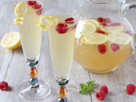 Recipe of the Day: Lemon Champagne Punch Champagne Punch Recipes, Vodka Punch, Champagne Recipe, Cranberry Punch, Champagne Pour, Sherbet Punch, Champagne Punch, Christmas Punch Recipes, Frozen Lemonade