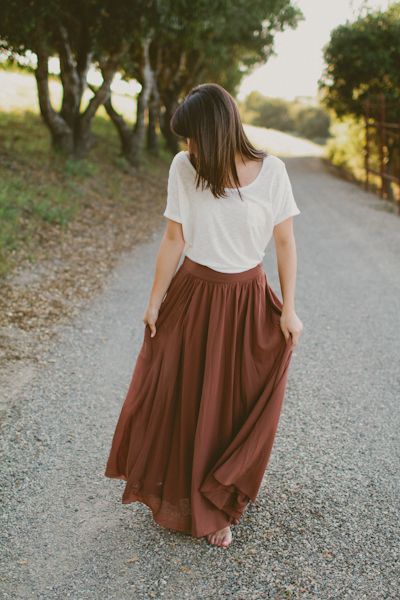 Sukienki Maksi, Long Brown Skirt, Brown Maxi Skirts, Skirt Diy, Fall Maxi, Modest Outfit Ideas, Maxi Rok, Maxi Skirt Outfits, Rock Outfit