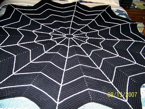 Spiderweb Afgan Blanket Free Crochet Pattern Uncinetto Zig Zag, Motifs Afghans, Crochet Pour Halloween, Confection Au Crochet, Halloween Crochet Patterns, Halloween Blanket, Holiday Crochet, Afghan Patterns, Crochet Patterns Free Blanket