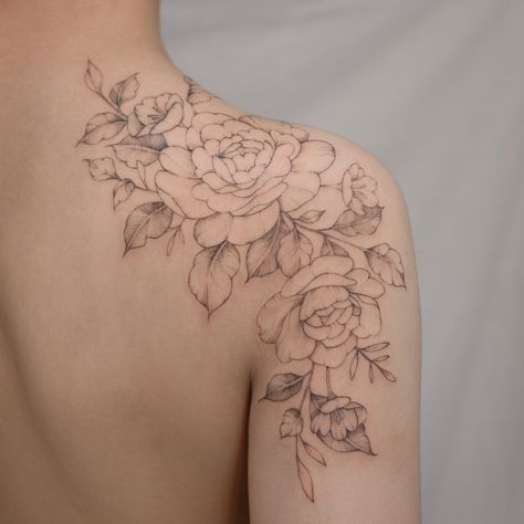 Fineline Tattoo Ideas, Botanical Tattoo Design, Feminine Shoulder Tattoos, Flower Shoulder Tattoo, Shoulder Sleeve Tattoos, Tattoo Designer, Floral Tattoo Shoulder, Fineline Tattoo, Flower Tattoo Shoulder