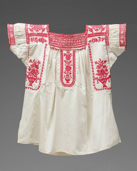 This blouse is quite similar to the blouse shown in the Weston photograph. Blouses like this are worn today in San Bernardino Tlaxcalancingo near Cholula. This blouse was owned by artist Frida Kahlo and is being exhibited at the Victoria and Albert Museum, London Indigenous Clothing, Mexican Print, Top Designs For Women, Traditional Mexican Dress, Mexican Textiles, Mexican Shirts, Mexican Blouse, Mexican Embroidery, Mexican Outfit